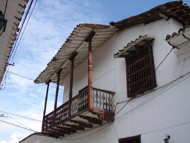 Balcón de madera colonial