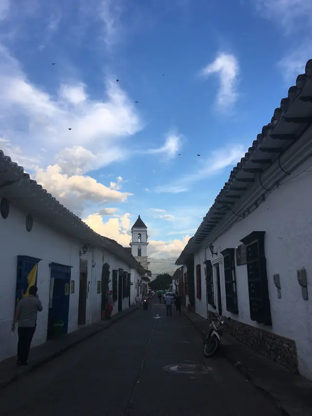 Calle típica con casas blancas